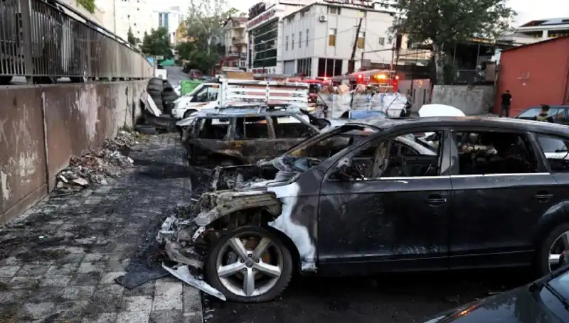 Sanayi Sitesinde Olay: Tamir Bekleyen Araçlar Yangında Alev Alev Yandı!