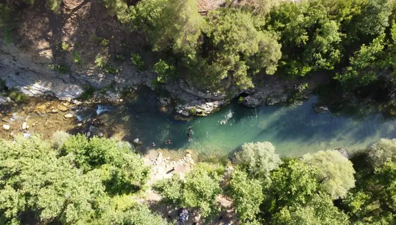 Adana’da Nem Fırtınası, Yaylacılar Doğal Sularla Serinleme Yolu Aradı
