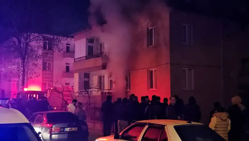 Çorum'da Bodrum Kattan Yükselen Alevler: 10 Kişi Dumandan Etkilendi