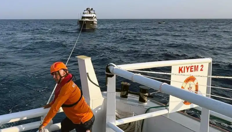 Marmaris Açıklarında Sürüklenen Tekne Cesurca Kurtarıldı