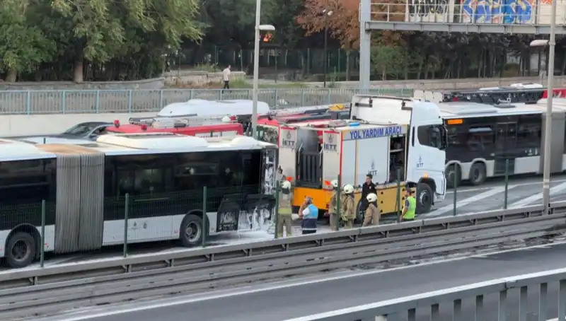 İstanbul'da Metrobüs Yangını: Trafikte Kaos!