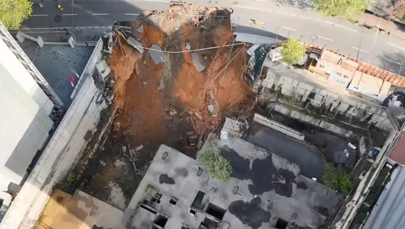 Sarıyer’de Aniden Çöken Yol, Trafiği Alt Üst Etti!
