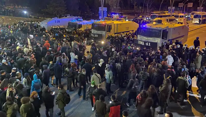 İstanbul ve Ankara'da Öğrencilerden İmamoğlu Eylemi: Diplomalar ve Gözaltılar İçin Sloganlar Yükseldi