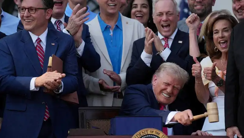Trump, "Büyük ve Güzel Yasa Tasarısı"nı İmzalayarak Ekonomiye Sıçrama Yaptı