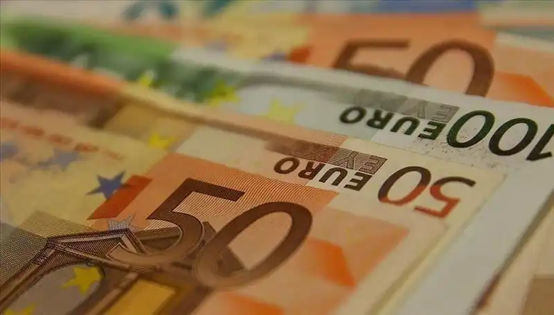 Euro, Tarihinde Görmediği Düşüşleri Yaşayarak Zirveden Geri Dönüyor