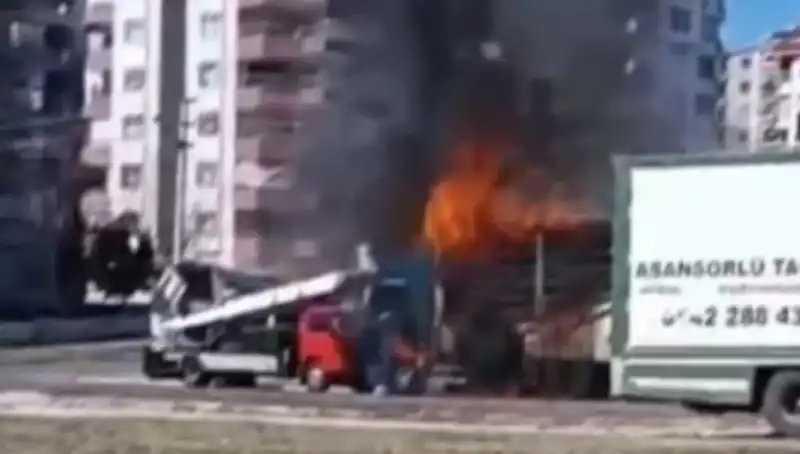 Alev Alev Yanan TIR, Söndürülmesiyle Büyükkent'in Gündemini Sarstı