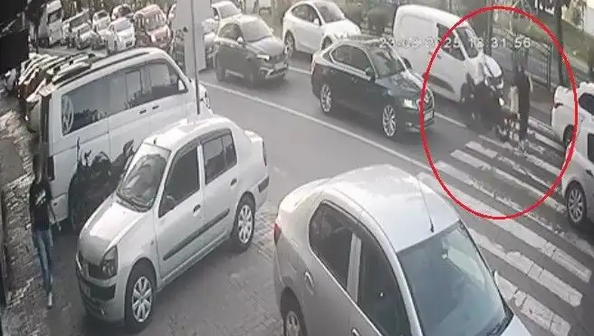 Motosiklet, Yaya Geçidinde Yoldan Çıkıp Yayalara Çarptı: O Anlar Güvenlik Kamerasında