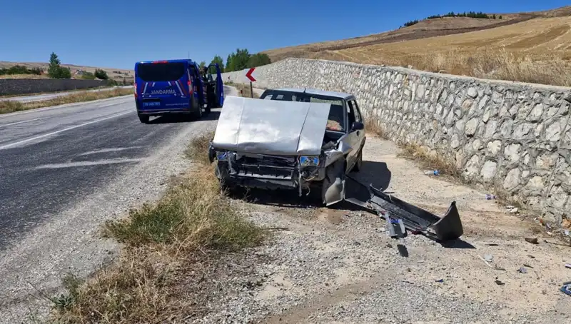Kontrolden Çıkan Otomobilin Duvara Çarpması: 2 Kişi Yaralandı!