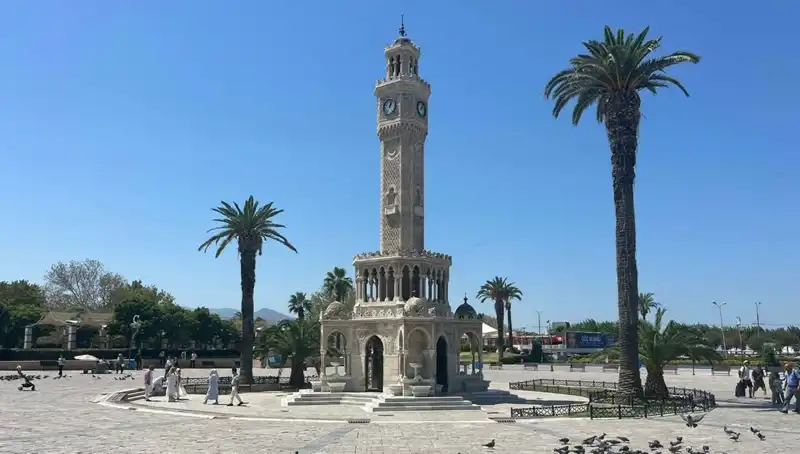 İzmir'de Sıcaklık Rekorları: Meydanlar Boş Kaldı, Vatandaşlar Nereye Gitti?
