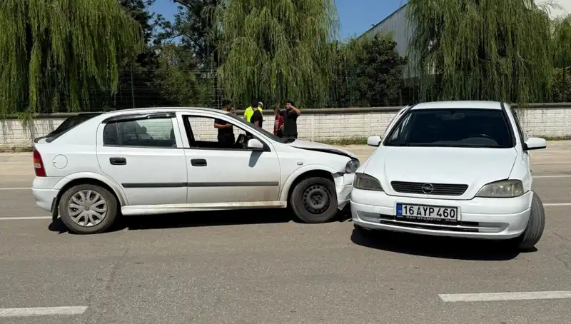 İki Araç Çarpıştı: Feci Kazada İki Kişi Yaralandı