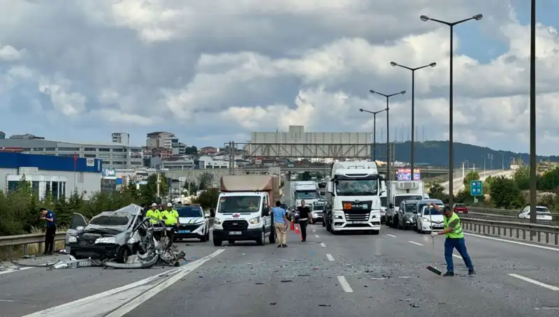 Otoyolda Meydana Gelen Kazada Üç Kişi Araç İçinde Sıkıştı