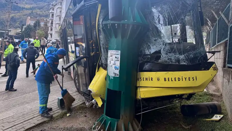 Bursa'da Belediye Otobüsü Kaza Yaptı: 8 Yaralı, Eyvah!