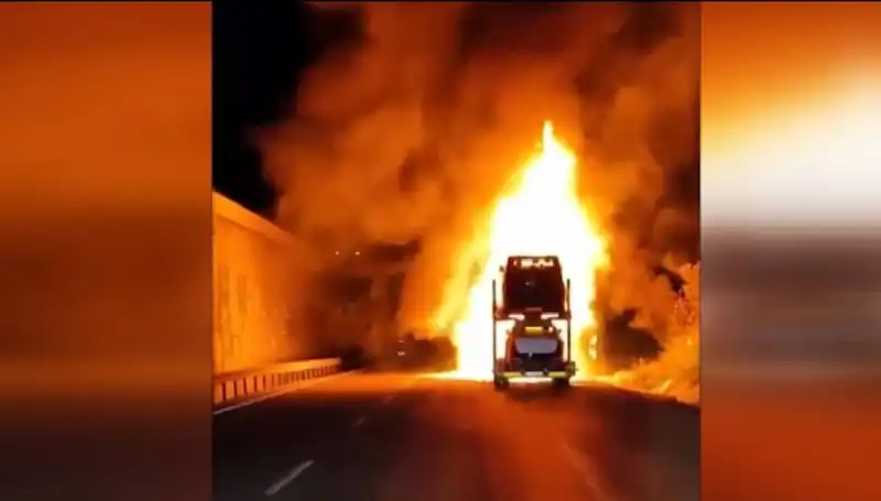 Yangın Korkuttu: Tırda Patlayan Alevler 8 Aracı Küle Çevirdi!