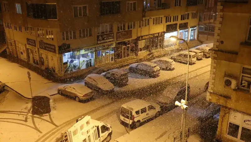Gece Yağan Kar, Sabah Bahar Güneşiyle Yer Değiştirdi!