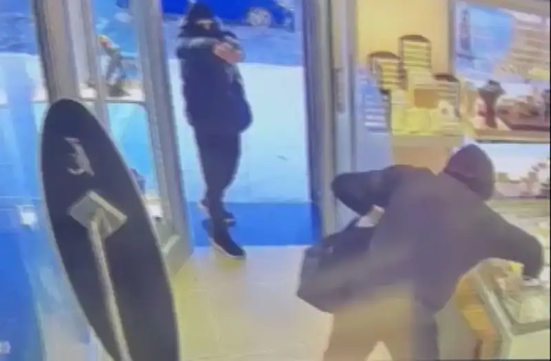 Ümraniye’de Gerçekleşen Soygun Girişimi: Maskeli Soyguncular Silahlarla Baskın Yaptı