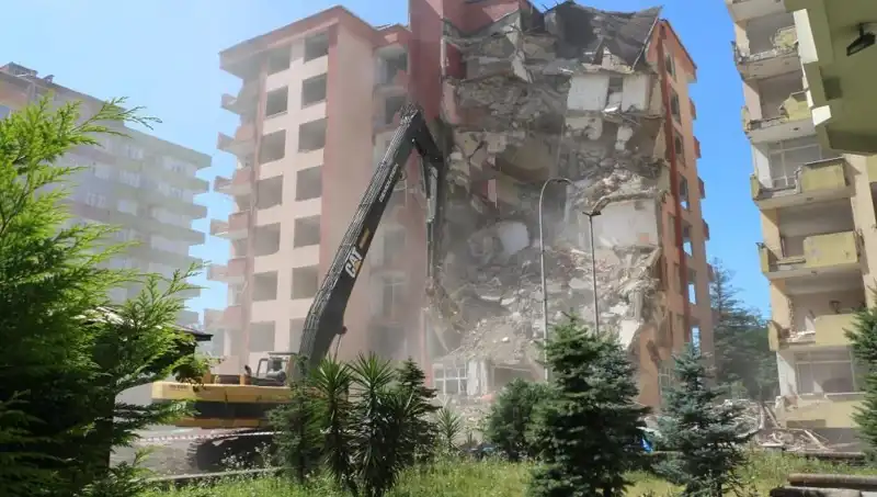 Deprem Olmadan Dalgalar Binaları Yıktı: Korkutan Olay