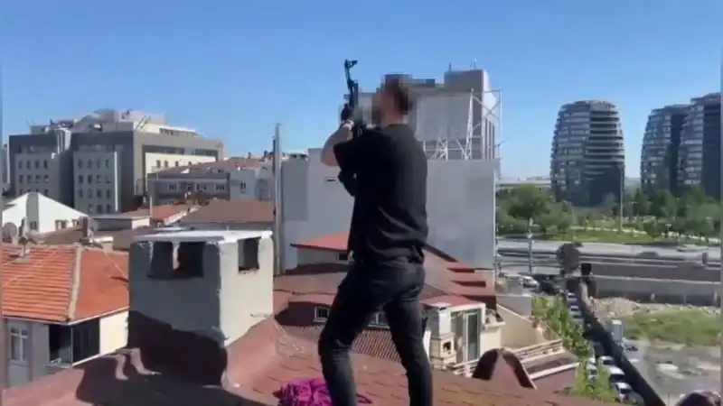 İstanbul’da Film Gibi Operasyon: Çatıdan Bacaya Kaçtılar