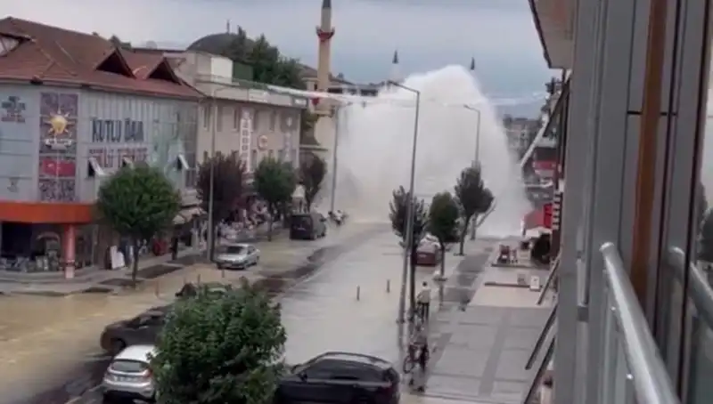 İçme Suyu Hattı Patladı: Şehirde Su Yüksekten Fışkırdı!