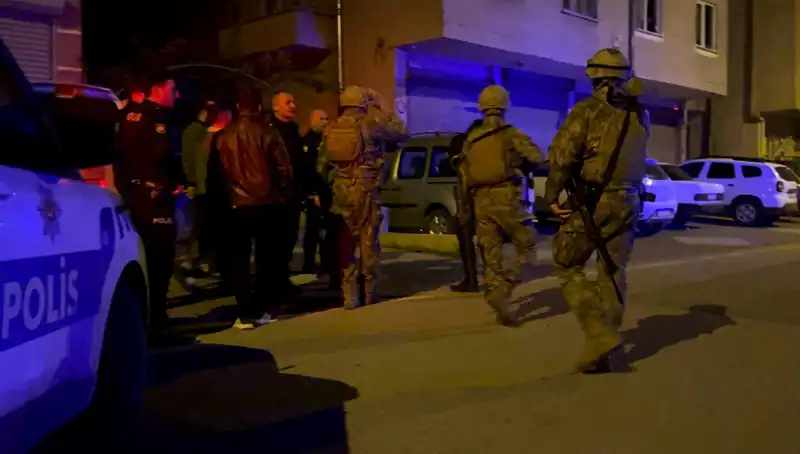 Tüfekle Balkonlarından Ateş Eden Personel, Polisi İçeri Almadı