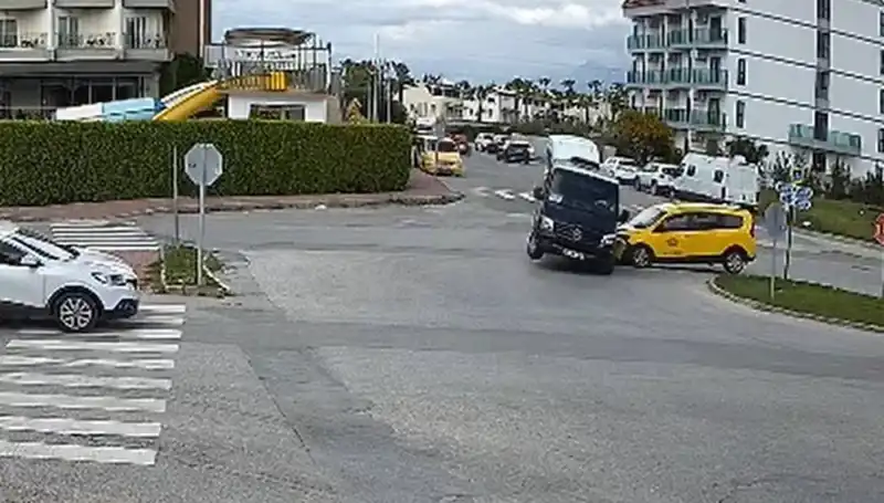 Kavşakta Feci Kaza: Minibüs ve Ticari Taksi Karşılaştı