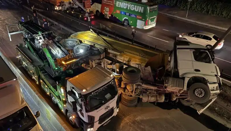 Moloz Yüklü Hafriyat Kamyonu Devrildi: Feci Kaza Şehrin Gözünde