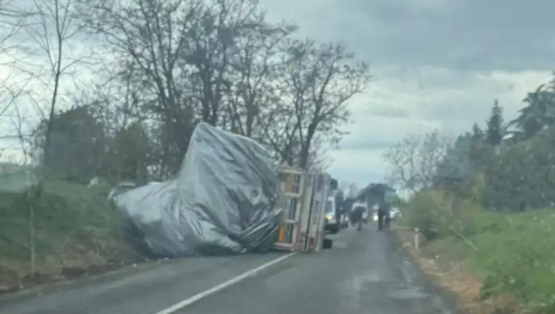 Tekirdağ'da Saman Yüklü TIR Devrildi: Yaralılar ve Görgü Tanıkları Konuştu