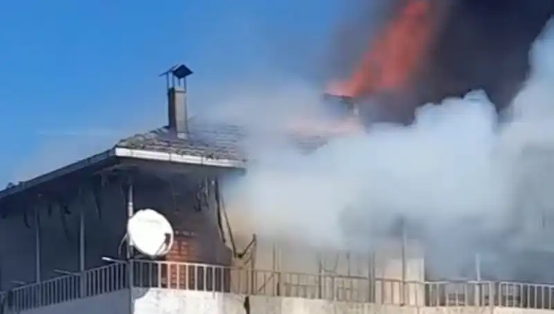 5 Katlı Bina Çatısında Yangın: Mahallede Korku Dolu Anlar