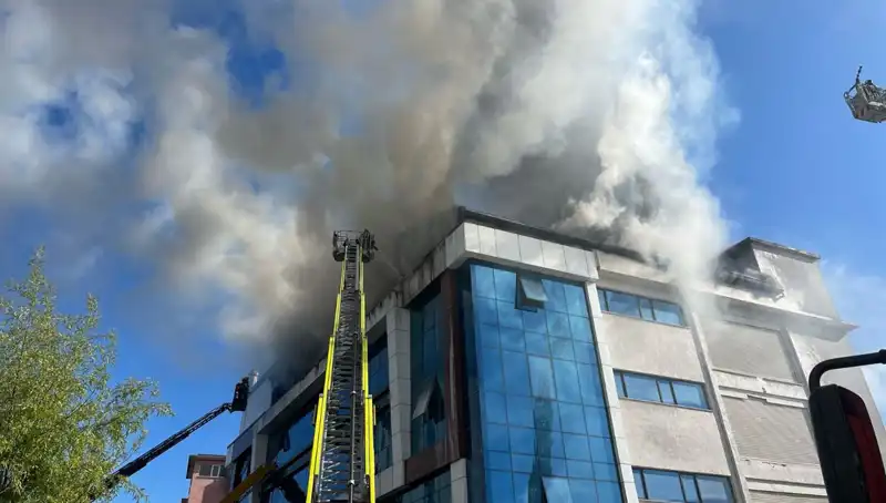 Esenyurt'ta Tekstil Atölyesinde Korkutan Yangın: Üç Yaralı