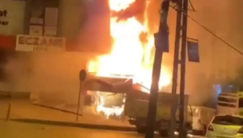Başakşehir'deki İş Merkezinde Meydana Gelen Yangın Panik Yarattı