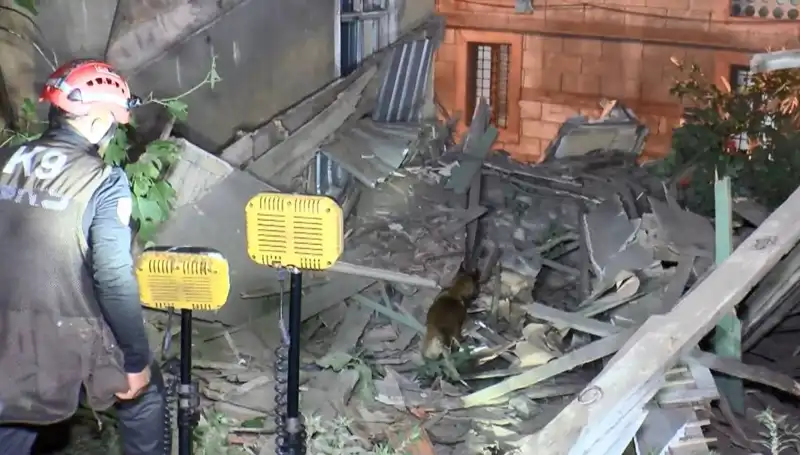 İstanbul'da Deprem Sonrası Çöken Bina, Şehirde Kaygıları Artırdı