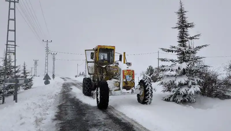 Kayseri'de Kar Fırtınasının Ardından Kapanan Yollar Yeniden Açılıyor