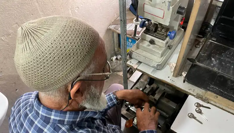 28 Yılda 4 Metrekarelik Dükkanını Bir Krallığa Dönüştürdü!
