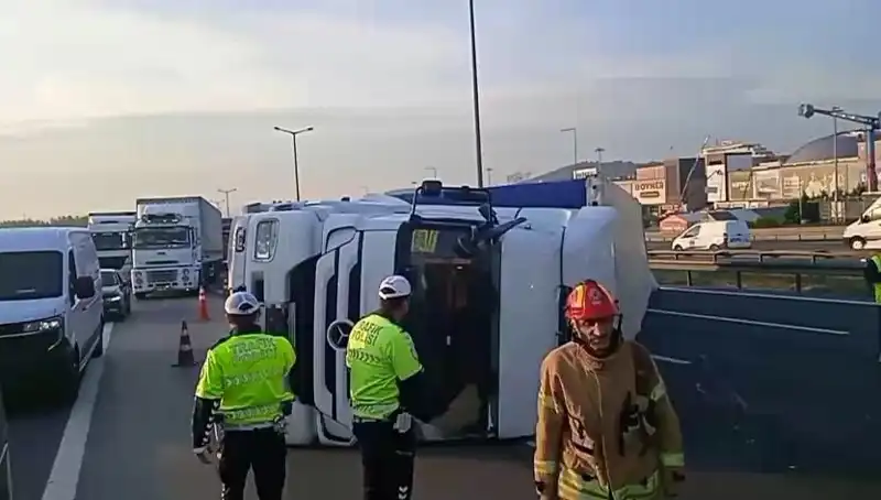 Pendik TEM Otoyolu'nda TIR Devrilip Yol Kapandı: İstanbul'da Yoğun Trafik