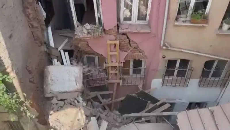 İstanbul'da Üç Katlı Bina Balkonu Çöktü: Olay Yerinde Şok Gelişmeler