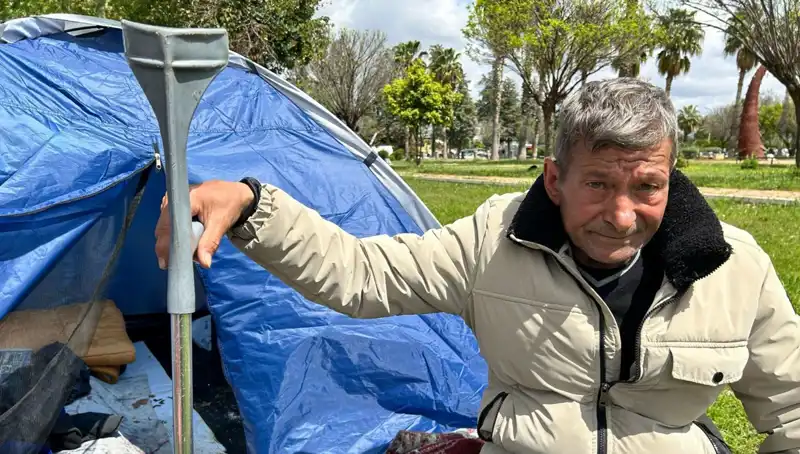 Genç Adamın Hayatı Kaza ile Değişti: Parkta Çadırda Yaşıyor