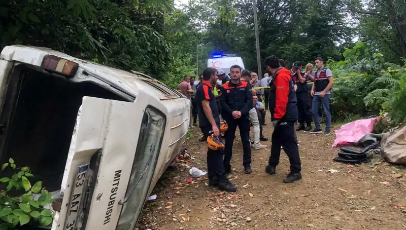 Rize'de Minibüs Yamaçtan Yuvarlandı: Korkunç Kaza Hayatı Kayıplarla Sonuçlandı