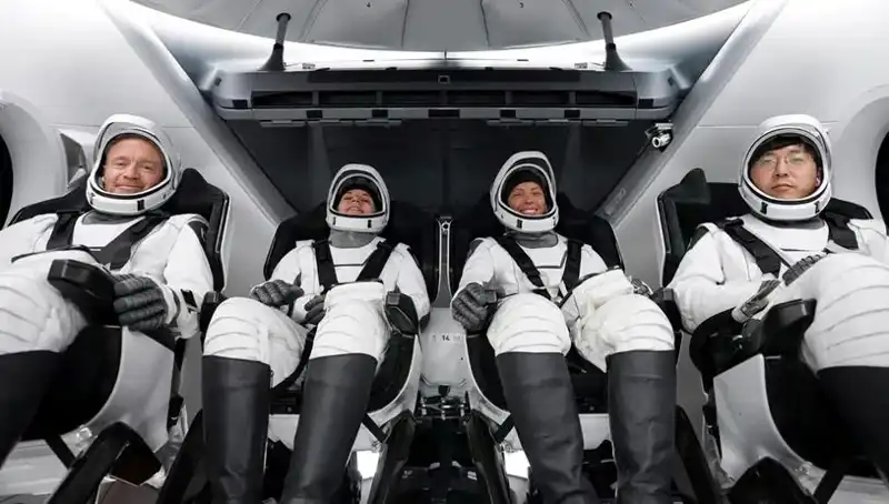 SpaceX, Uzay Yolcularını Güvenle Dünya'ya Döndürdü
