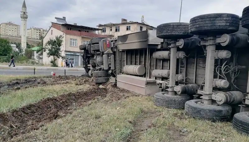Erzurum'da Freni Boşalan TIR’ın Dehşet Saçtığı Kaza!