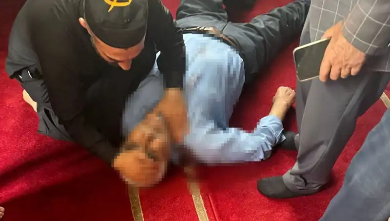 Camide İçler Acısı Olay: Namaz Kılarken Bıçaklı Saldıra Uğradı