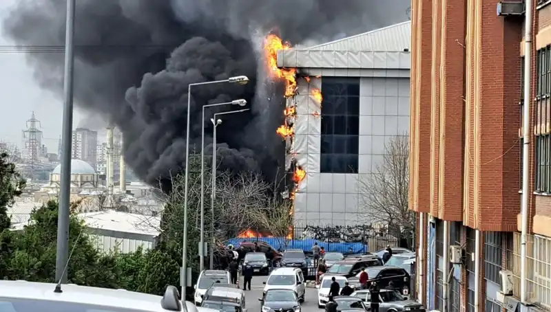 Başakşehir Sanayi Sitesi'nde Büyük Yangın: Ekipler Seferber Oldu!