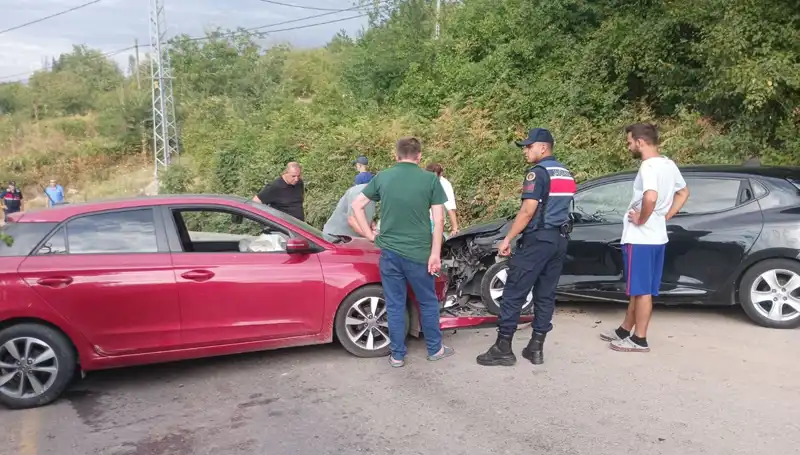Karamürsel’de Otomobil Kazası: 4 Kişi Yaralandı, Detaylar Ortaya Çıktı