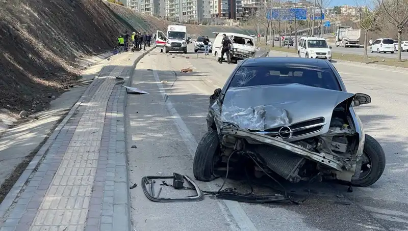 Otomobil Minibüse Çarptı: Feci Kaza 1 Kişinin Hayatına Mal Oldu
