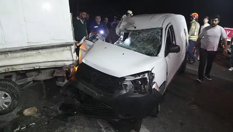 İstanbul'da Korkunç Kaza: 3 Kişi Yaralandı, Trafik Kilitlendi