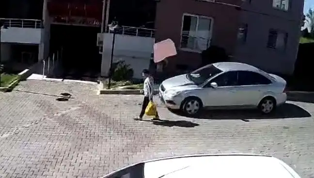 Çatısından Düşen Fayanstan Saniyelerle Kurtulan Genç, Hayatını Değiştiren O Anları Anlatıyor