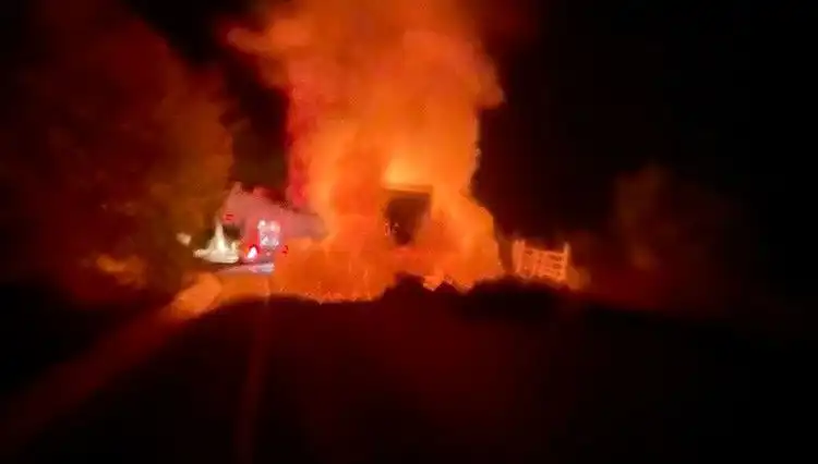 Seyir Halindeki Kamyonet Korkunç Yangınla Alev Alev Yandı!