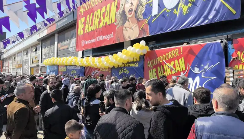 Bursa'da Büyük İndirim Fırtınası: Alışveriş İçin Uzun Kuyruklar Oluştu!