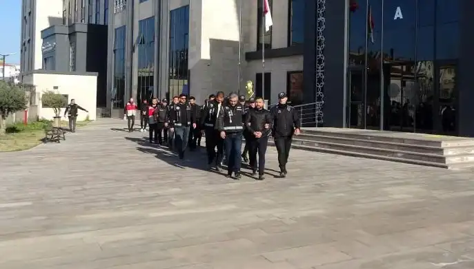 Otelde Balyozlu ve Bıçaklı Kavga: 10 Gözaltı ve Bir Yaralı
