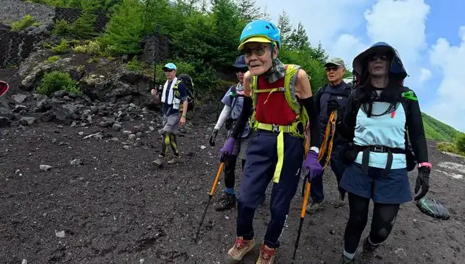 102 Yaşındaki Japon Dağcı, Fuji Dağı’nda Tarihi Rekor Kırdı!
