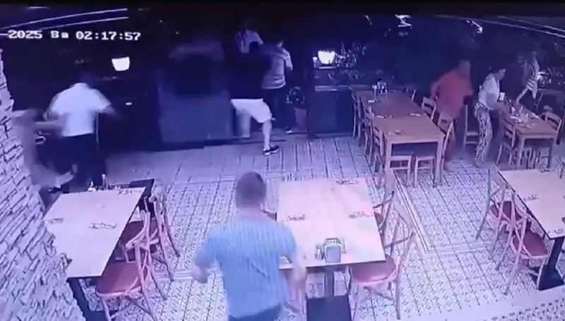 Deprem Anı Güvenlik Kamerasına Yansıdı: Hayatta Kalma Mücadeleleri