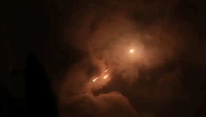 İran'ın Gece Saldırıları: Füzelerin Zamani Tesadüf mü?
